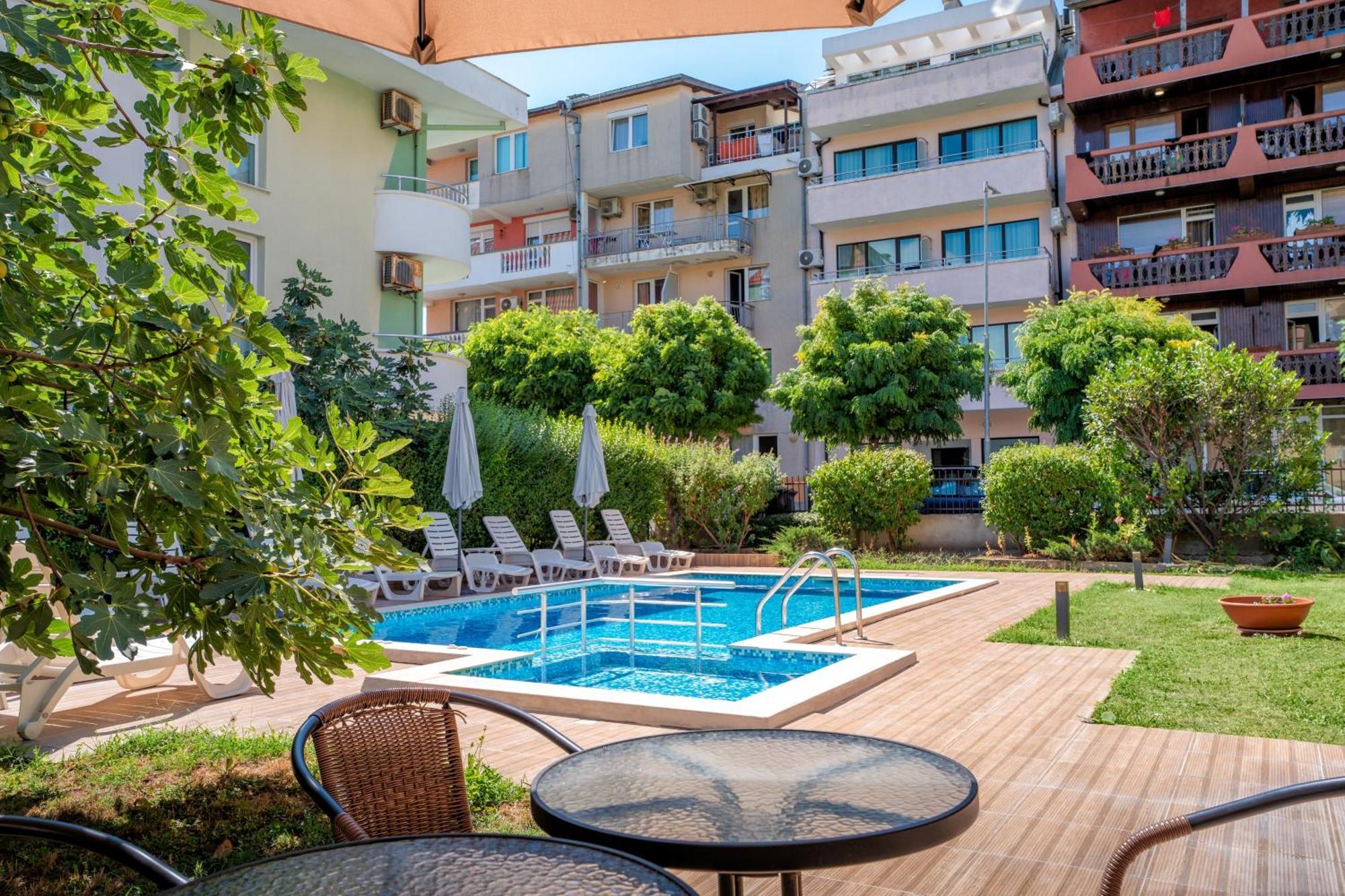 Hotel Milan Primorsko Eksteriør bilde