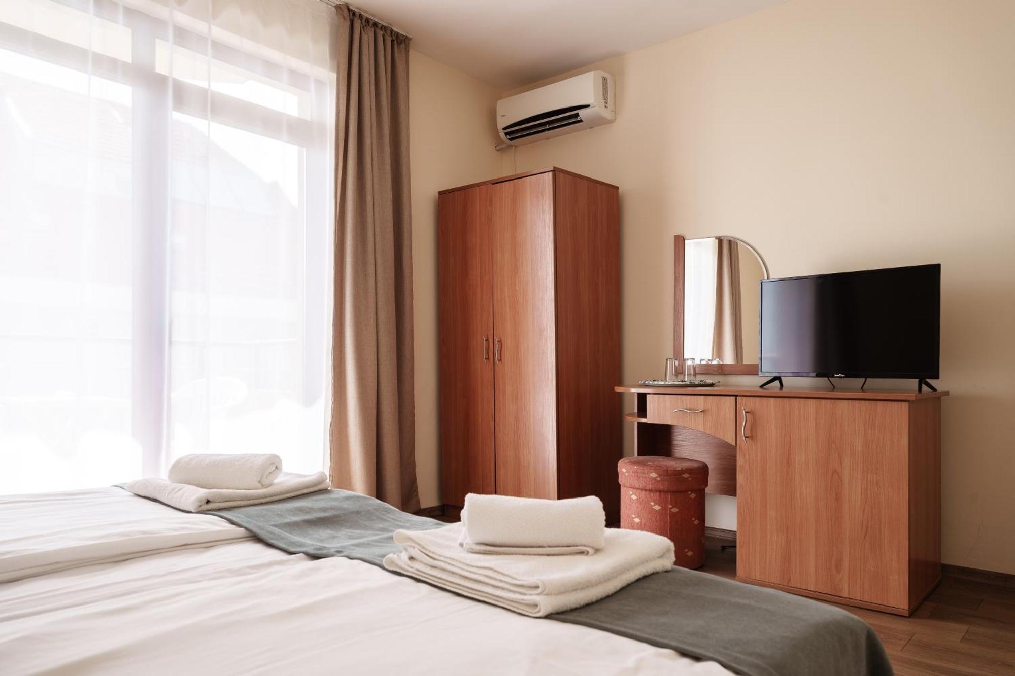 Hotel Milan Primorsko Eksteriør bilde