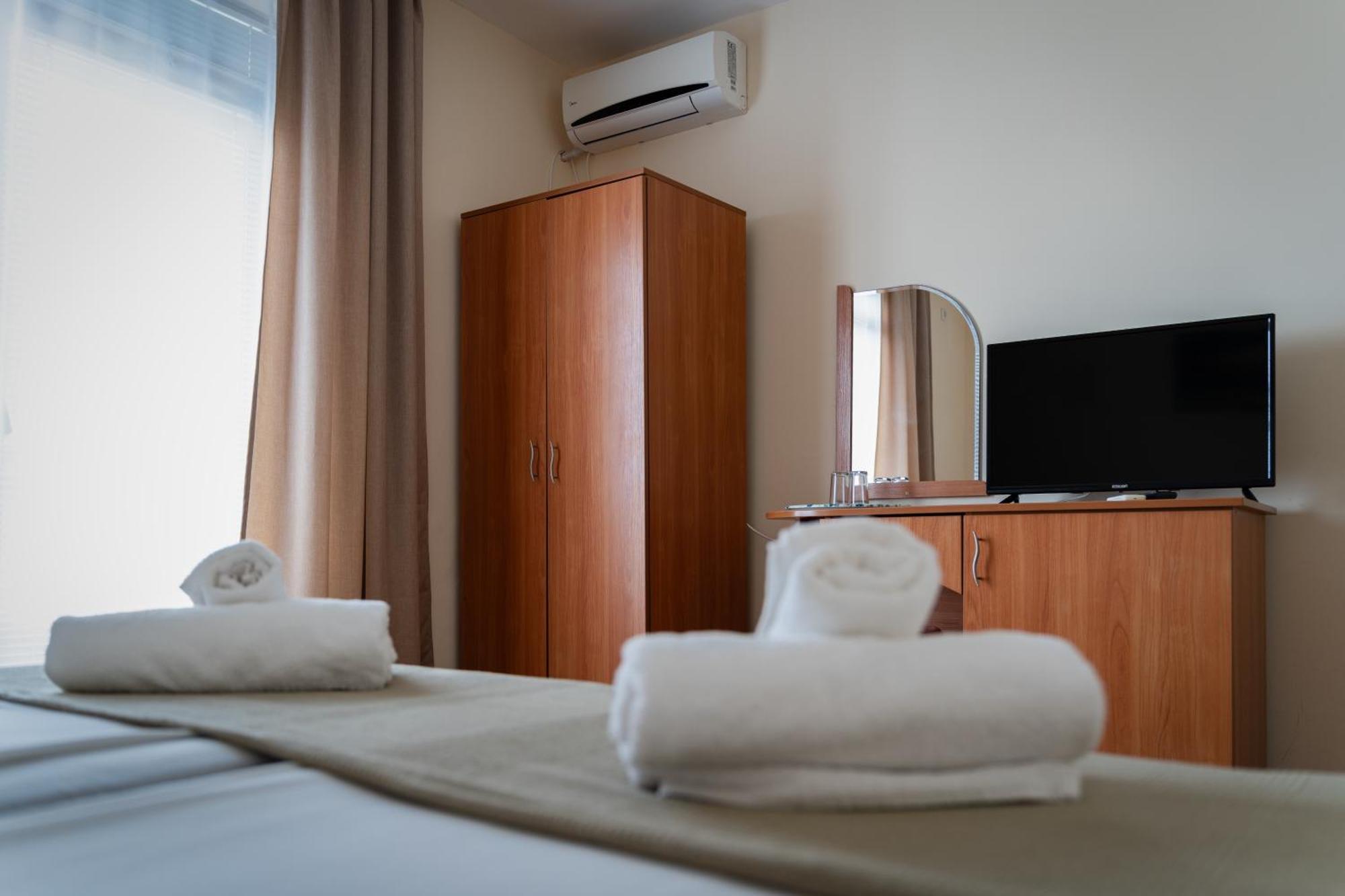 Hotel Milan Primorsko Eksteriør bilde